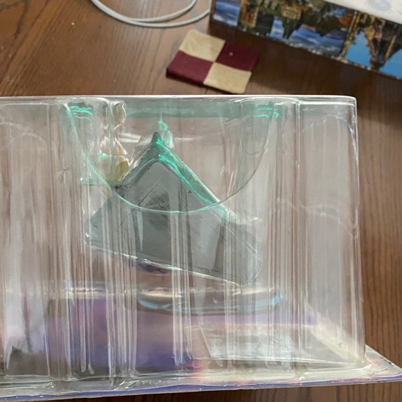 DC Multicolor Catwoman Collectible Figure - Picture 5 of 9